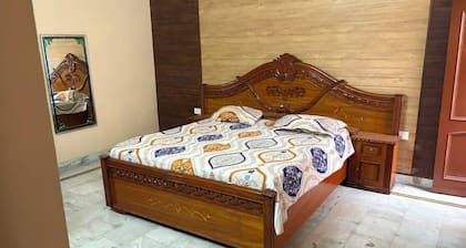 "The Sandhu Villa". 2-bedrooms on first floor in marvelous Amritsar with cool AC