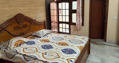 "The Sandhu Villa". 2-bedrooms on first floor in marvelous Amritsar with cool AC