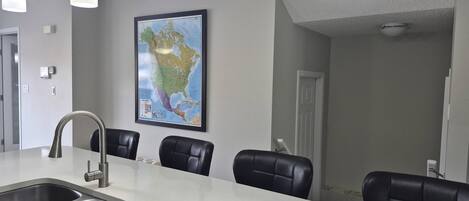 House, 4 Bedrooms, Fireplace, Garden View | Dining