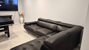 House, 4 Bedrooms, Fireplace, Garden View | Living area