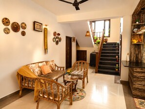 Living area - Adorable 3-bedroom luxury house with modular kitchen in peaceful Jutogh (Jutogh)