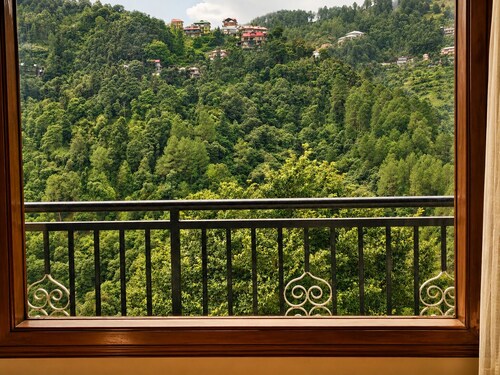 Adorable 3-bedroom luxury house with modular kitchen in peaceful Jutogh