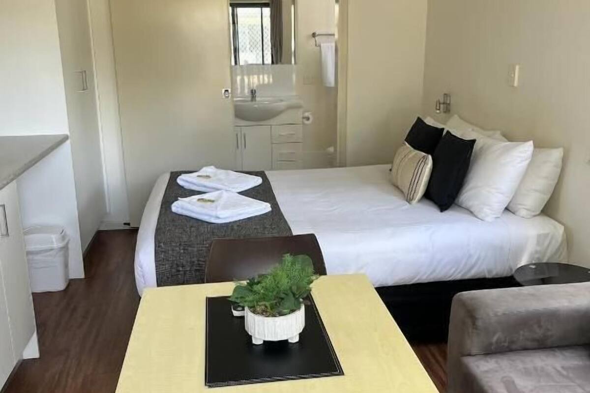 Iron/ironing board, WiFi (free)