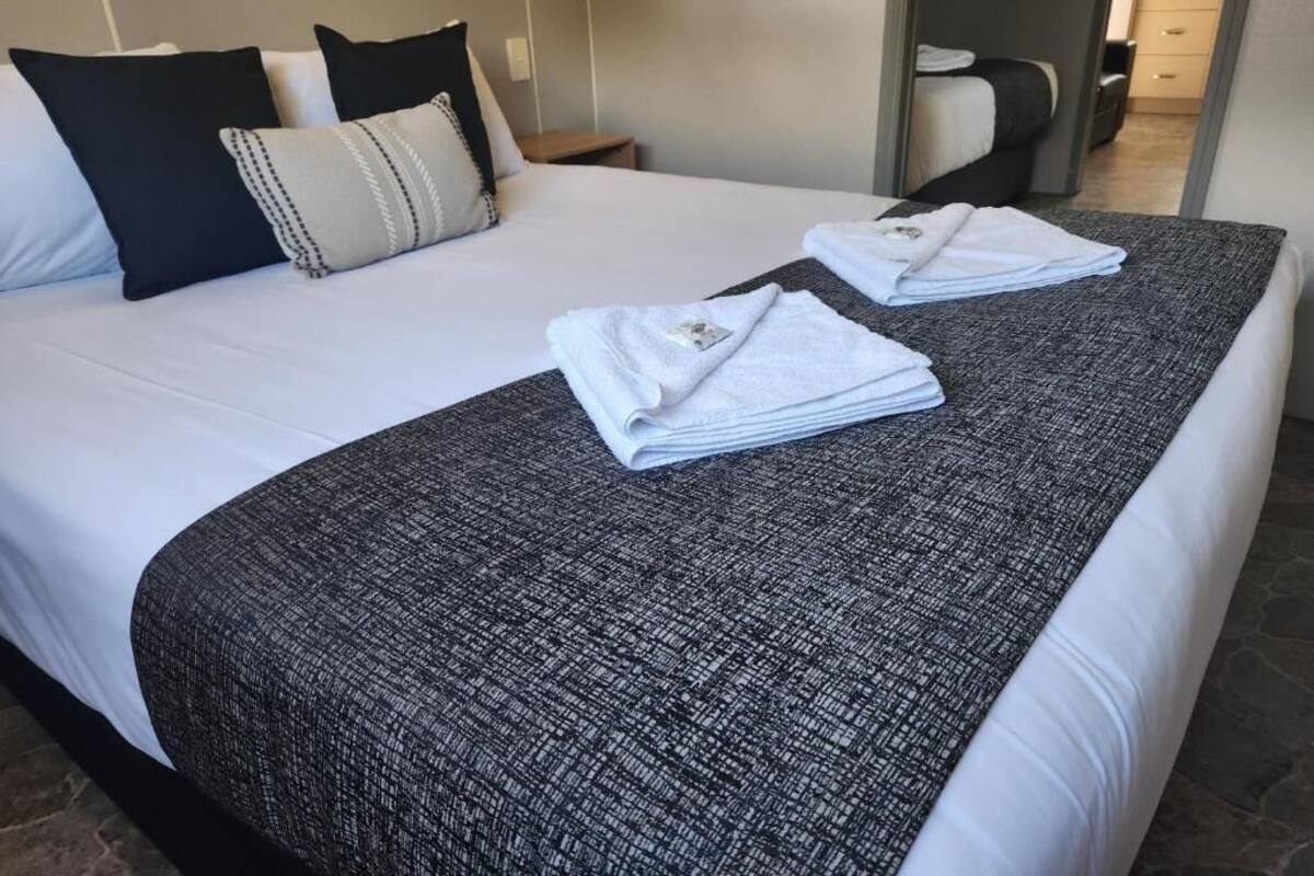 Iron/ironing board, WiFi (free)