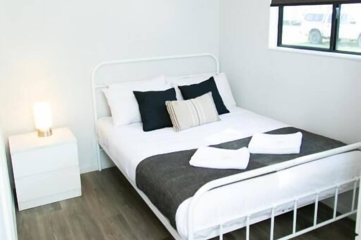 Iron/ironing board, WiFi (free)