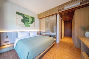Un dormitorio moderno con cama, mesitas de noche, un cuadro abstracto grande y techo de madera.
