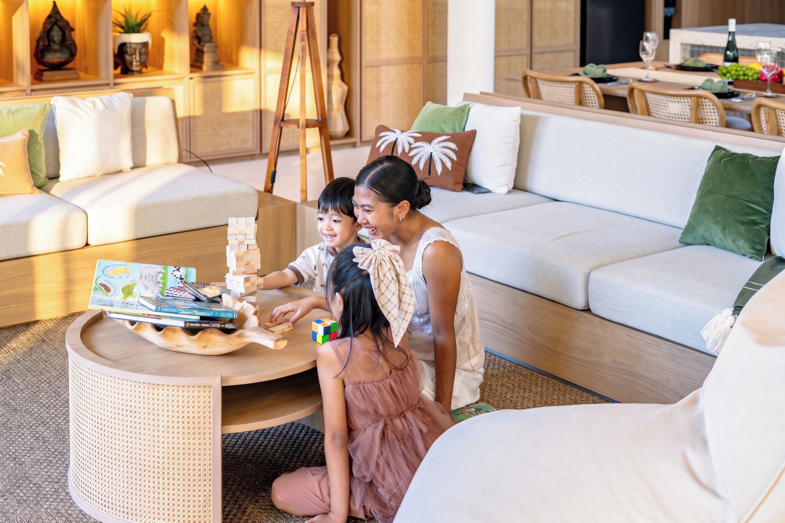 Una sala de estar moderna con un sofá, una mesa de centro y un niño jugando con un rompecabezas.