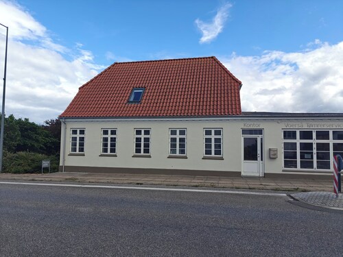 Bright Apartment by the Kattegat with Garden
