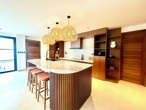 Wasserkocher mit Kaffee-/Teezubehör, Kühlschrank, Mikrowelle, Ofen