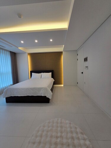 Luxury Pent House Mansion in Seorae Village 5BDR 3BATH