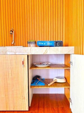 Habitación Deluxe doble, 1 cama de matrimonio, cocina, vistas a la montaña | Cocina básica privada | Placa de cocina, plancha y utensilios de cocina