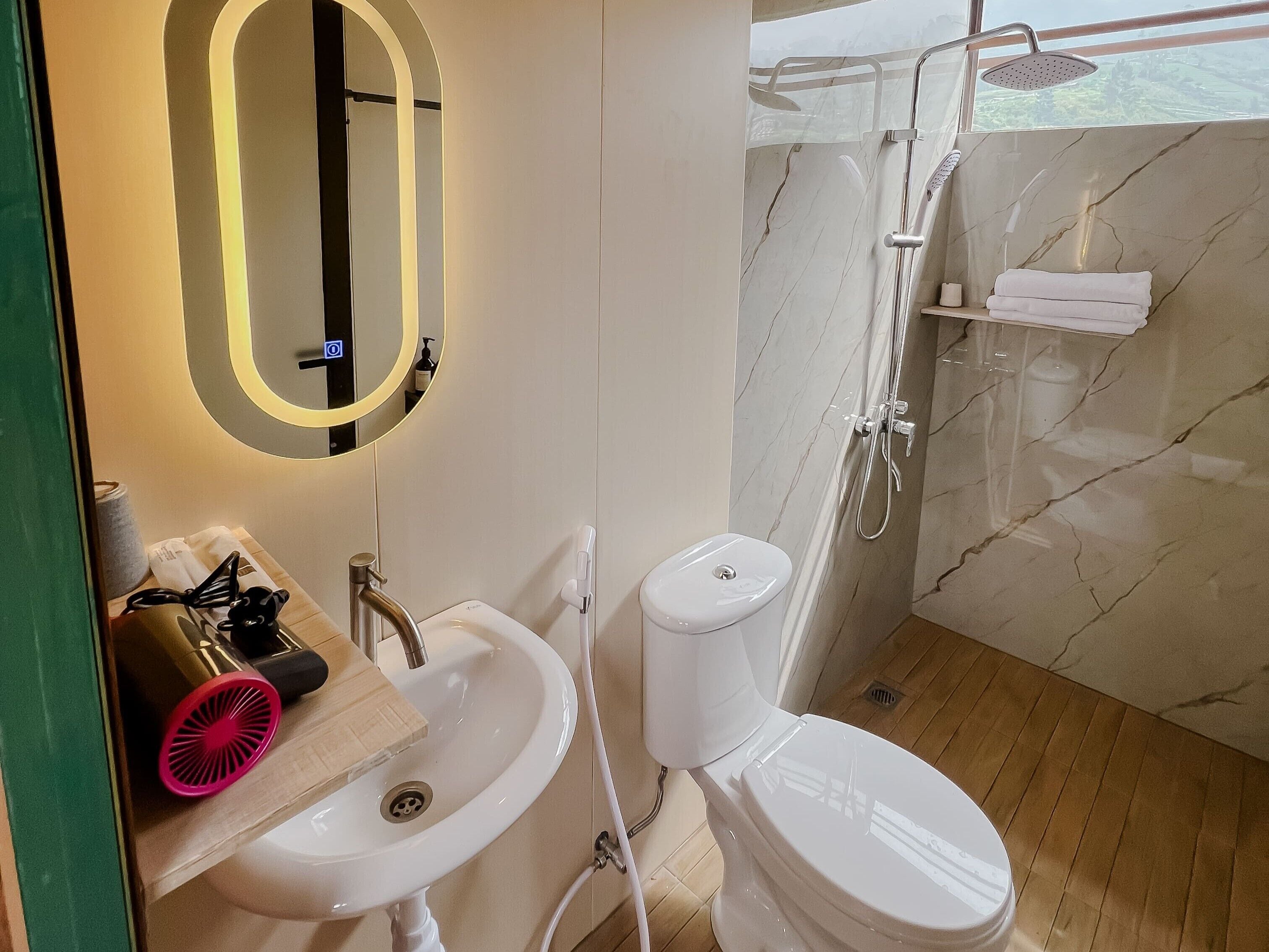 Suite de lujo, 1 cama de matrimonio, balcón, vistas a la montaña | Baño | Ducha, secador de pelo, toallas y jabón