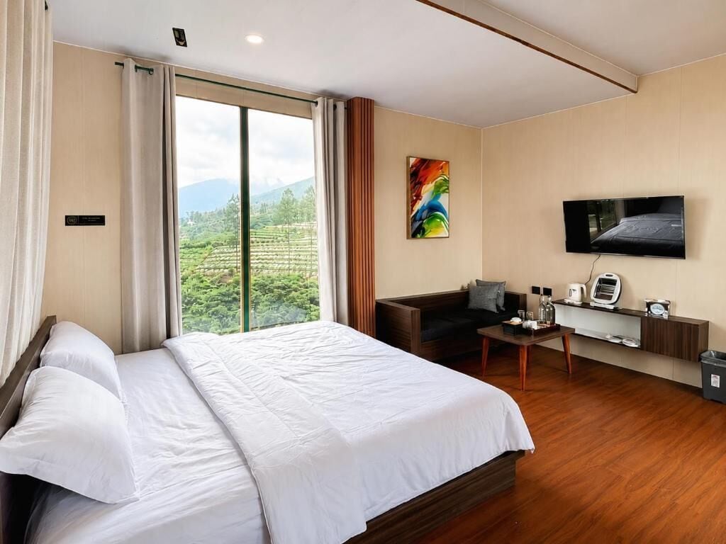 Premium bedding, free minibar, desk, laptop workspace