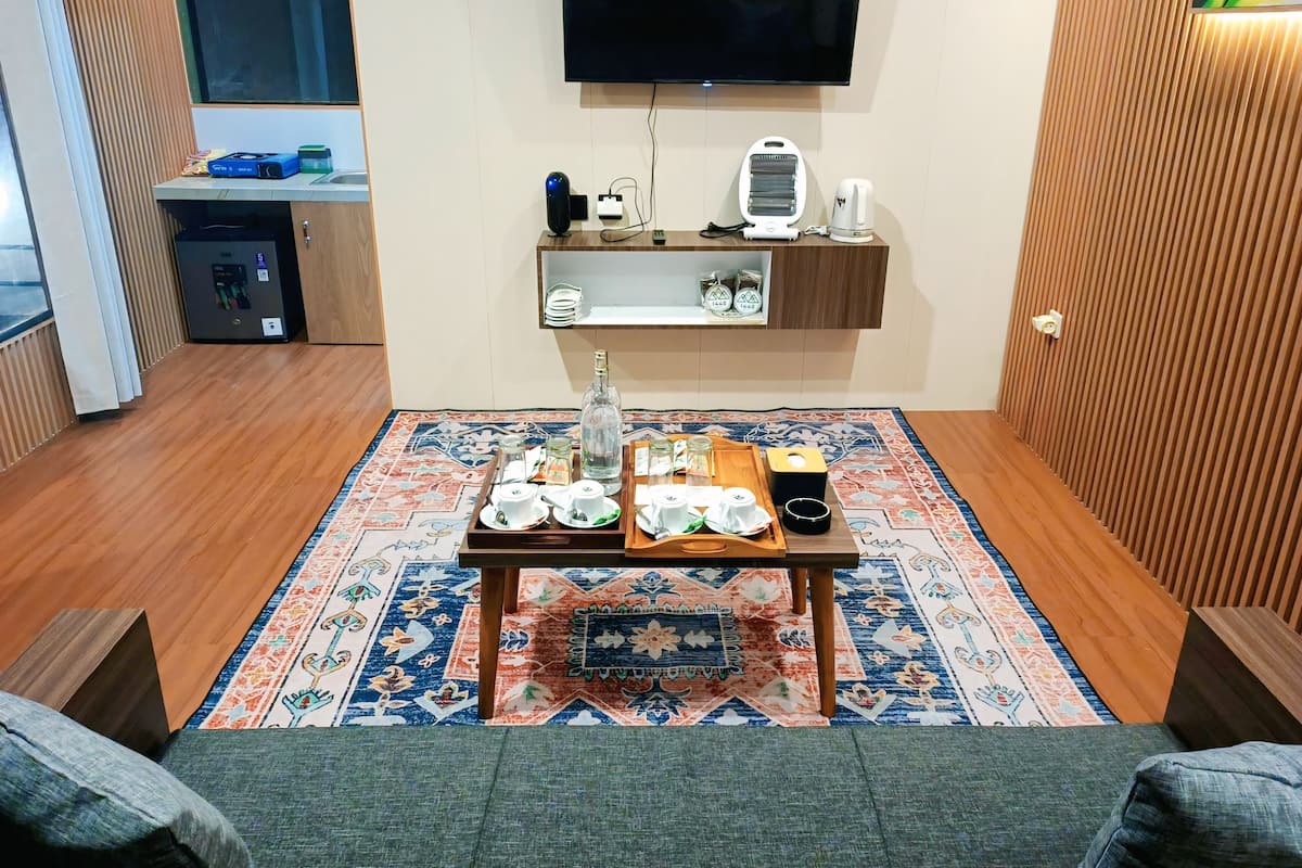 Villa familiar, varias camas, cocina, vista a la montaña | Área de sala de estar | Smart TV de 43 pulgadas con canales digitales