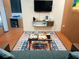 Family Villa, Multiple Beds, Kitchen, Mountain View | Living area | 43-inch Smart TV with digital channels