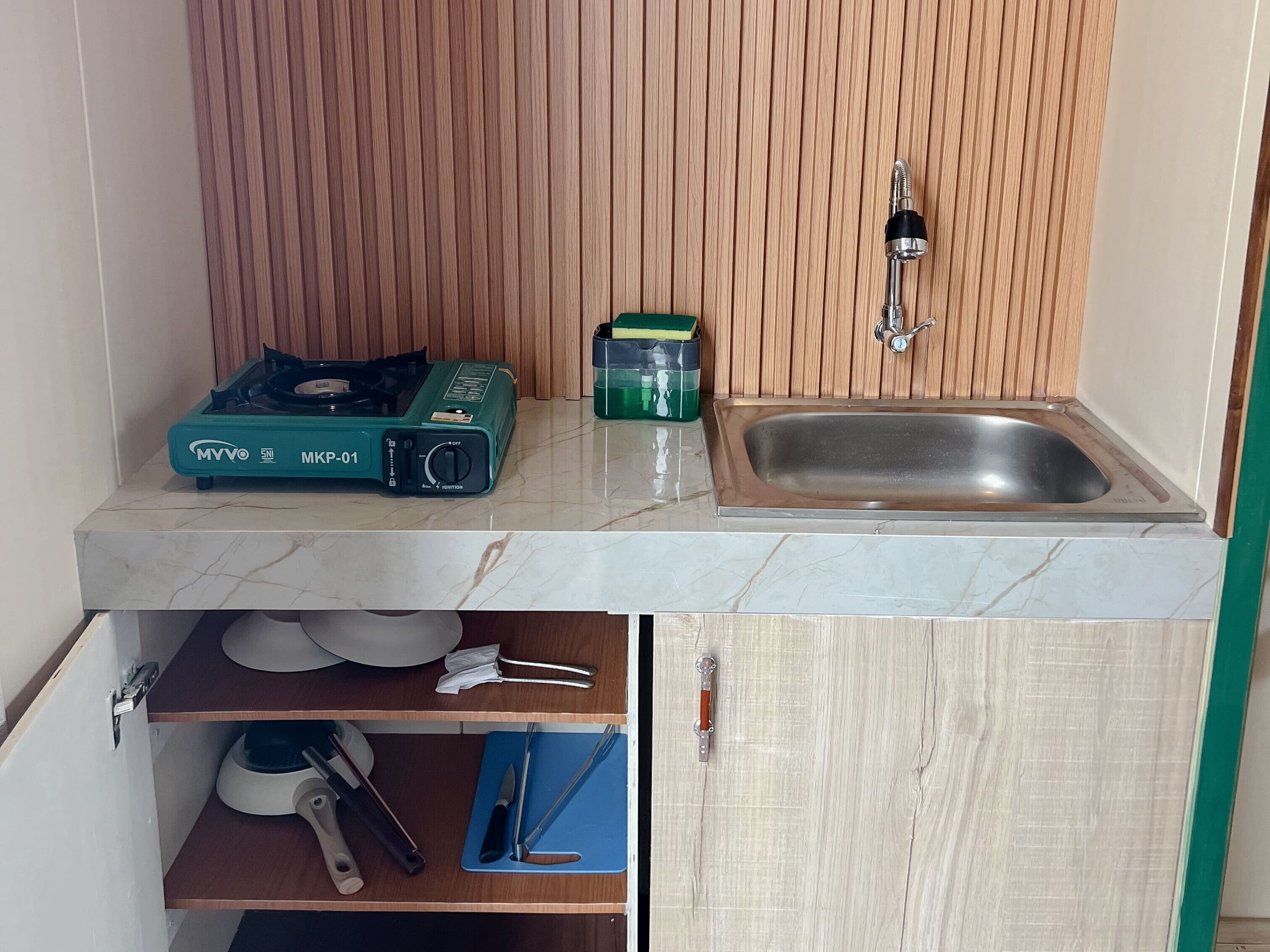 Luxury Suite, 1 Queen Bed, Balcony, Mountain View | Private kitchen | Stovetop, griddle, cookware/dishes/utensils
