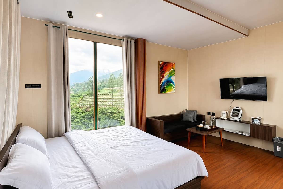 Habitación doble Deluxe, 1 cama Queen size, cocina, vista a la montaña | Ropa de cama de alta calidad, artículos del minibar gratis y escritorio