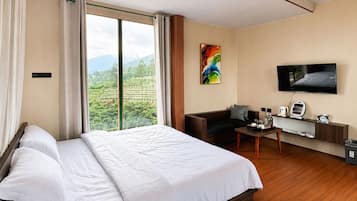 Habitación Deluxe doble, 1 cama de matrimonio, cocina, vistas a la montaña | Ropa de cama de alta calidad y minibar con artículos gratuitos