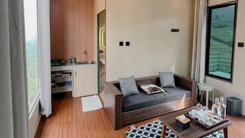 Luxury Suite, 1 Queen Bed, Balcony, Mountain View | Living area