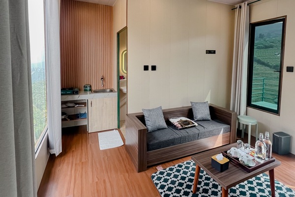 Luxury Suite, 1 Queen Bed, Balcony, Mountain View | Living area | 43-inch Smart TV with digital channels