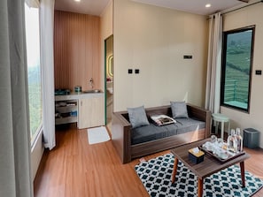Suite de lujo, 1 cama Queen size, balcón, vista a la montaña | Área de sala de estar | Smart TV de 43 pulgadas con canales digitales