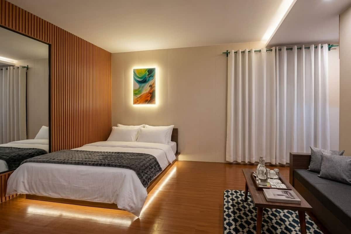 Suite de lujo, 1 cama Queen size, balcón, vista a la montaña | Ropa de cama de alta calidad, artículos del minibar gratis y escritorio