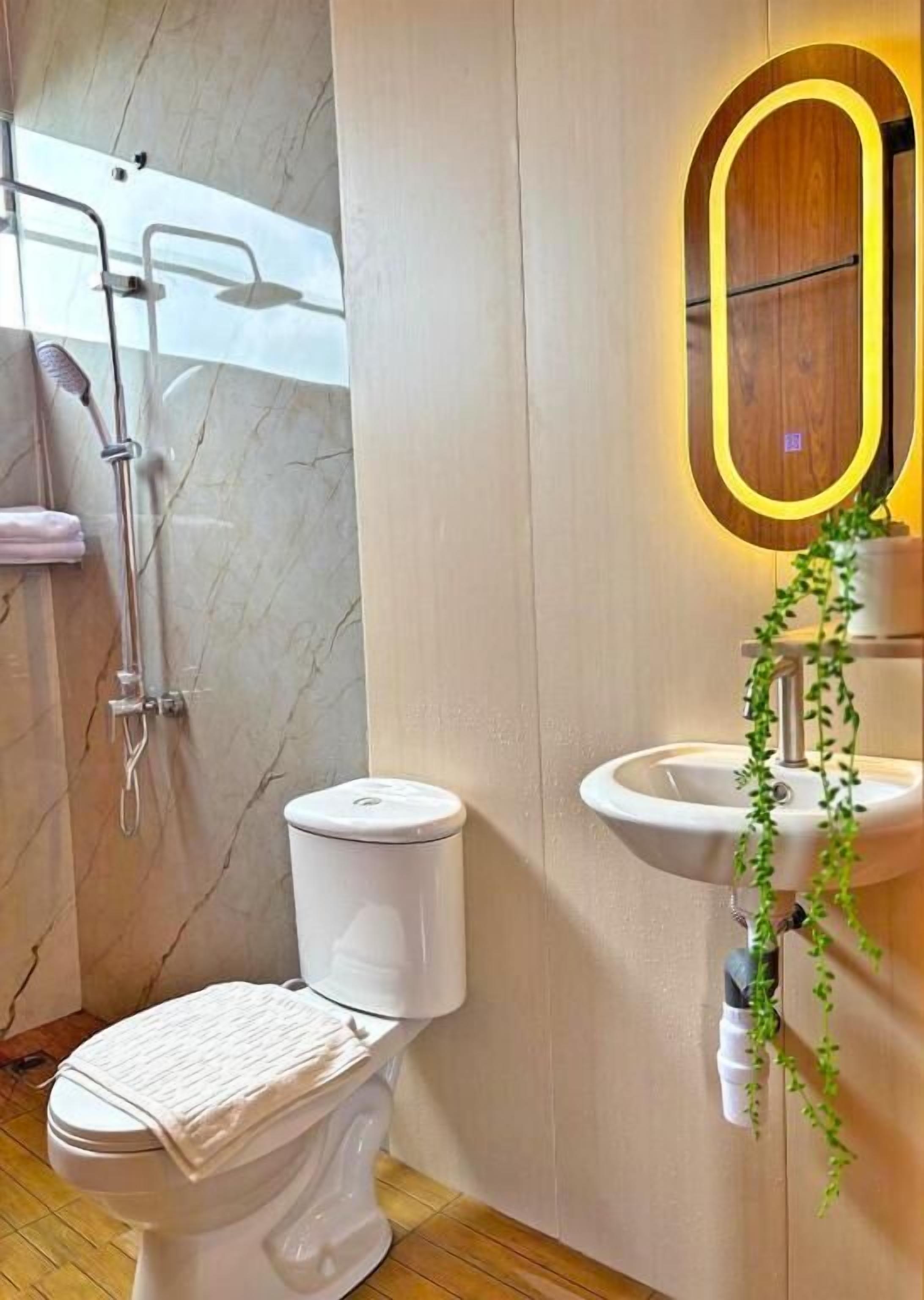 Doppia Deluxe, 1 letto queen, cucina, vista montagna | Bagno | Doccia, asciugacapelli, asciugamani, sapone