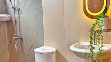 Doppia Deluxe, 1 letto queen, cucina, vista montagna | Bagno | Doccia, asciugacapelli, asciugamani, sapone