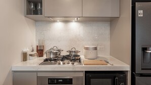 Eine moderne Küche mit eingebautem Ofen, Mikrowelle und einem Smart-Kühlschrank.