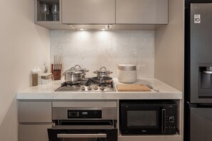 Eine moderne Küche mit eingebautem Ofen, Mikrowelle und einem Smart-Kühlschrank.