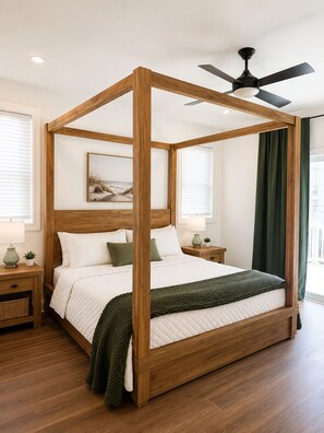 Ein Himmelbett mit Holzrahmen, weißer Bettwäsche und einer grünen Tagesdecke.