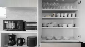 Apartment | Eigene Küche | Wasserkocher mit Kaffee-/Teezubehör, Kühlschrank, Mikrowelle, Herdplatte