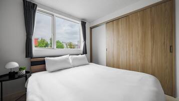 Escritorio, tabla de planchar con plancha, wifi gratis y ropa de cama