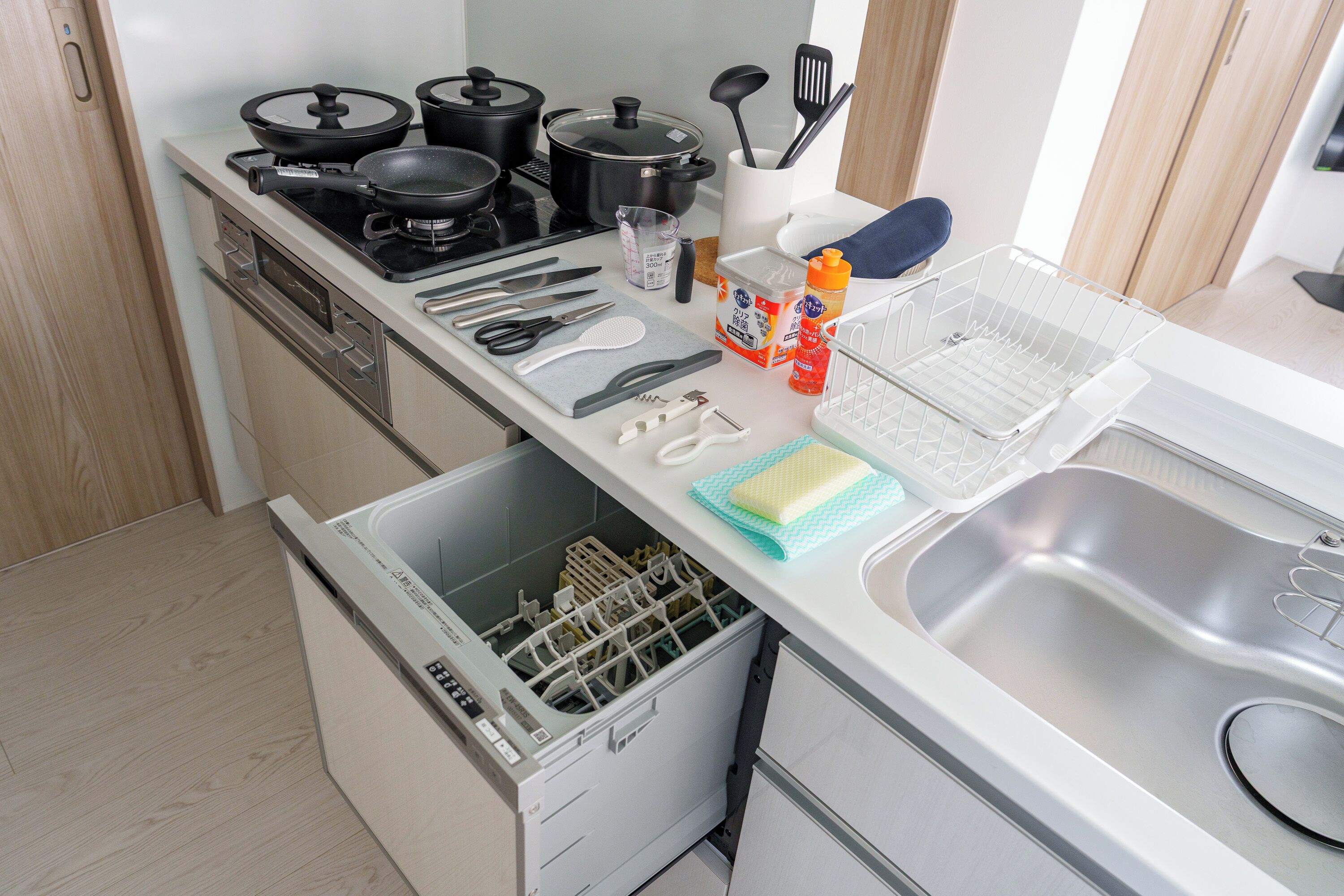 Cafetera/tetera, refrigerador, microondas, placa de cocina