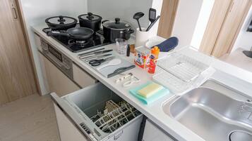 Cafetera/tetera, refrigerador, microondas, placa de cocina