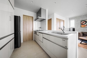 Departamento | Cocina privada | Cafetera y tetera, refrigerador, microondas y parrilla de estufa