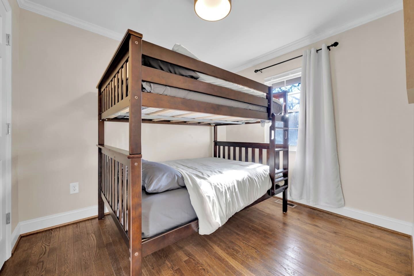 3 habitaciones, tabla de planchar con plancha, wifi y ropa de cama 