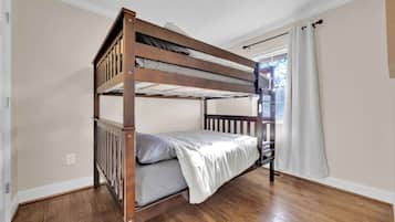 3 habitaciones, tabla de planchar con plancha, wifi y ropa de cama