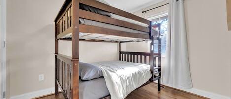 3 bedrooms, iron/ironing board, WiFi, bed sheets