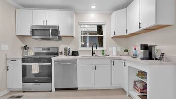 Coffee/tea maker, fridge, microwave, oven
