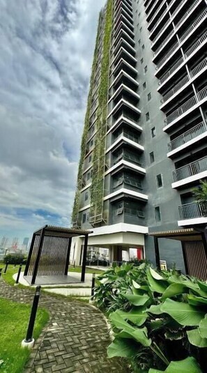 Exterior - The GoodVibes Condotel Red Residences Makati (Makati)