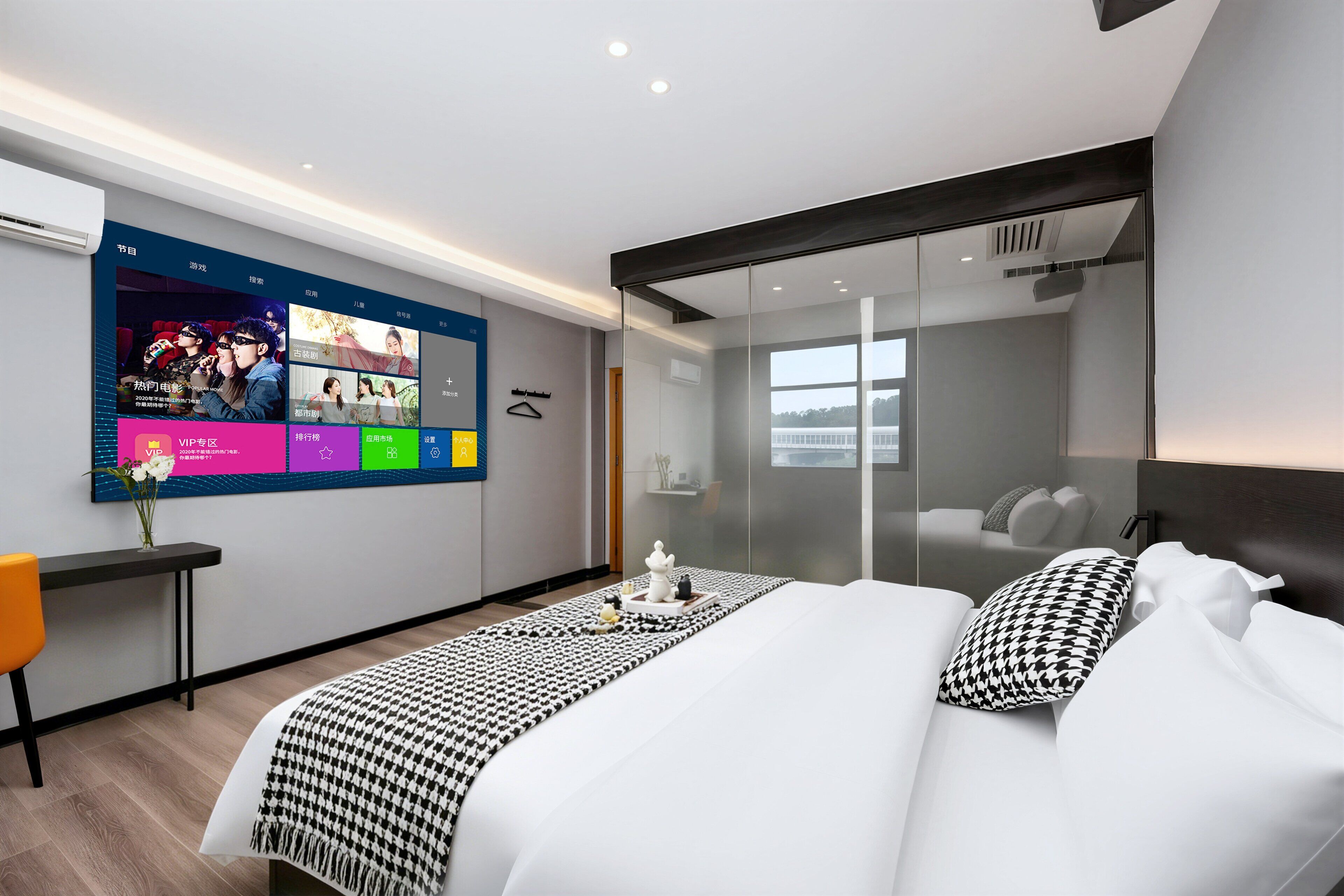 Una habitación de hotel moderna con un televisor de pantalla plana grande montado en la pared, una cama con ropa blanca, un plaid de pata de gallo y una mesita de noche con un jarrón de flores.