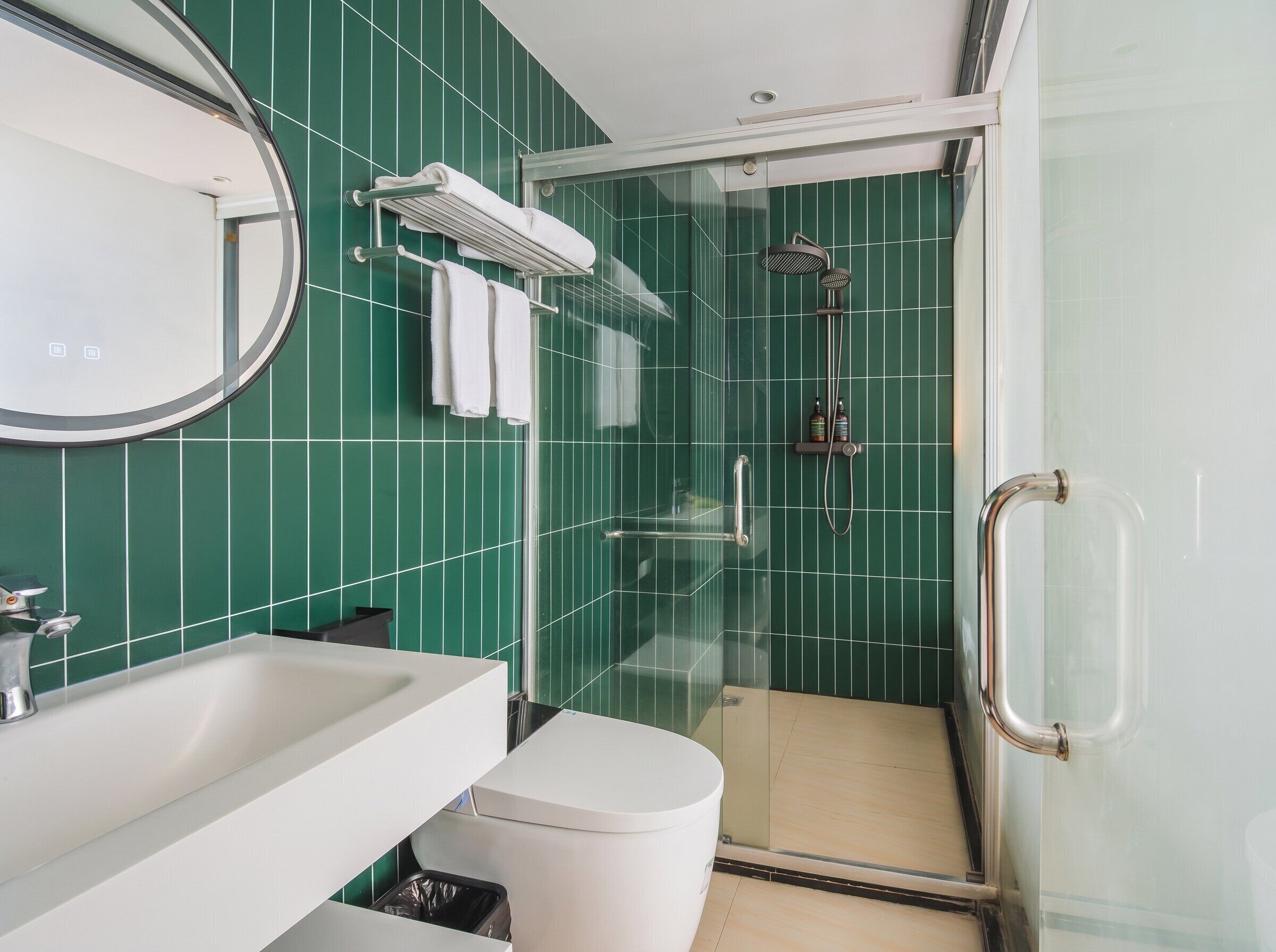 Douche, douche à « effet pluie », articles de toilette gratuits