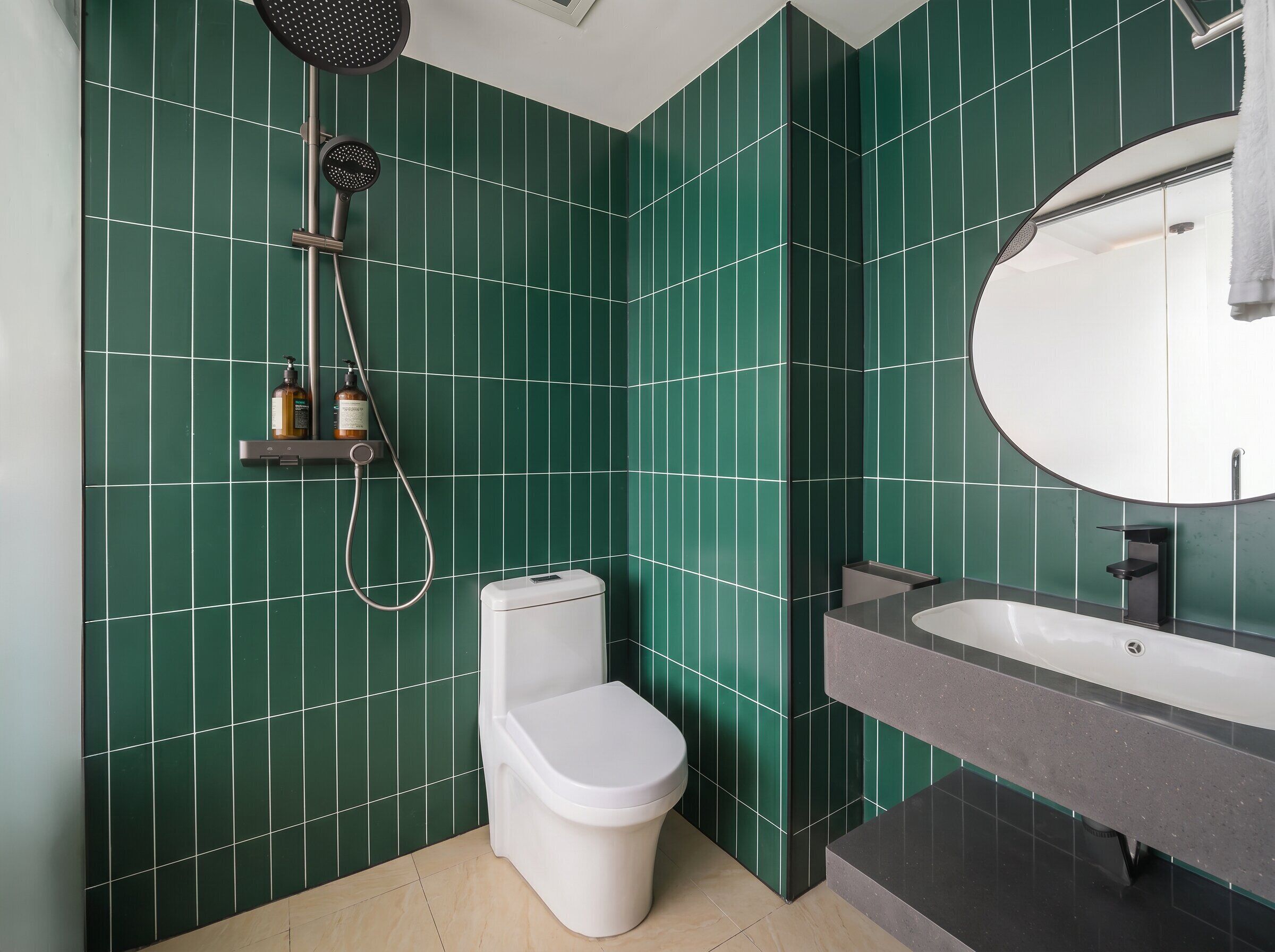 Quarto casal superior, vista para a cidade | Banheiro | Chuveiro, chuveiro com efeito de chuva, produtos de toalete grátis 
