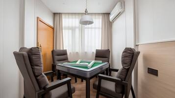 Club-Zweibettzimmer, Stadtblick | Innenbereich