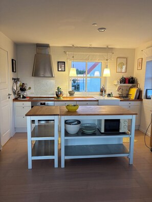 Coffee/tea maker, fridge, microwave, oven - Sea View in Hanstholm – Close to the North Sea (Hanstholm)