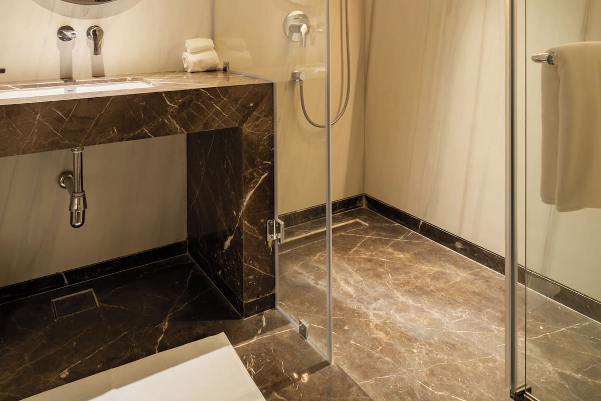 Regadera, regadera tipo lluvia, amenidades de baño gratuitas