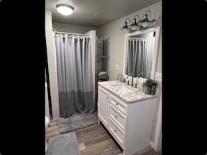 Douche, sèche-cheveux, serviettes fournies, savon