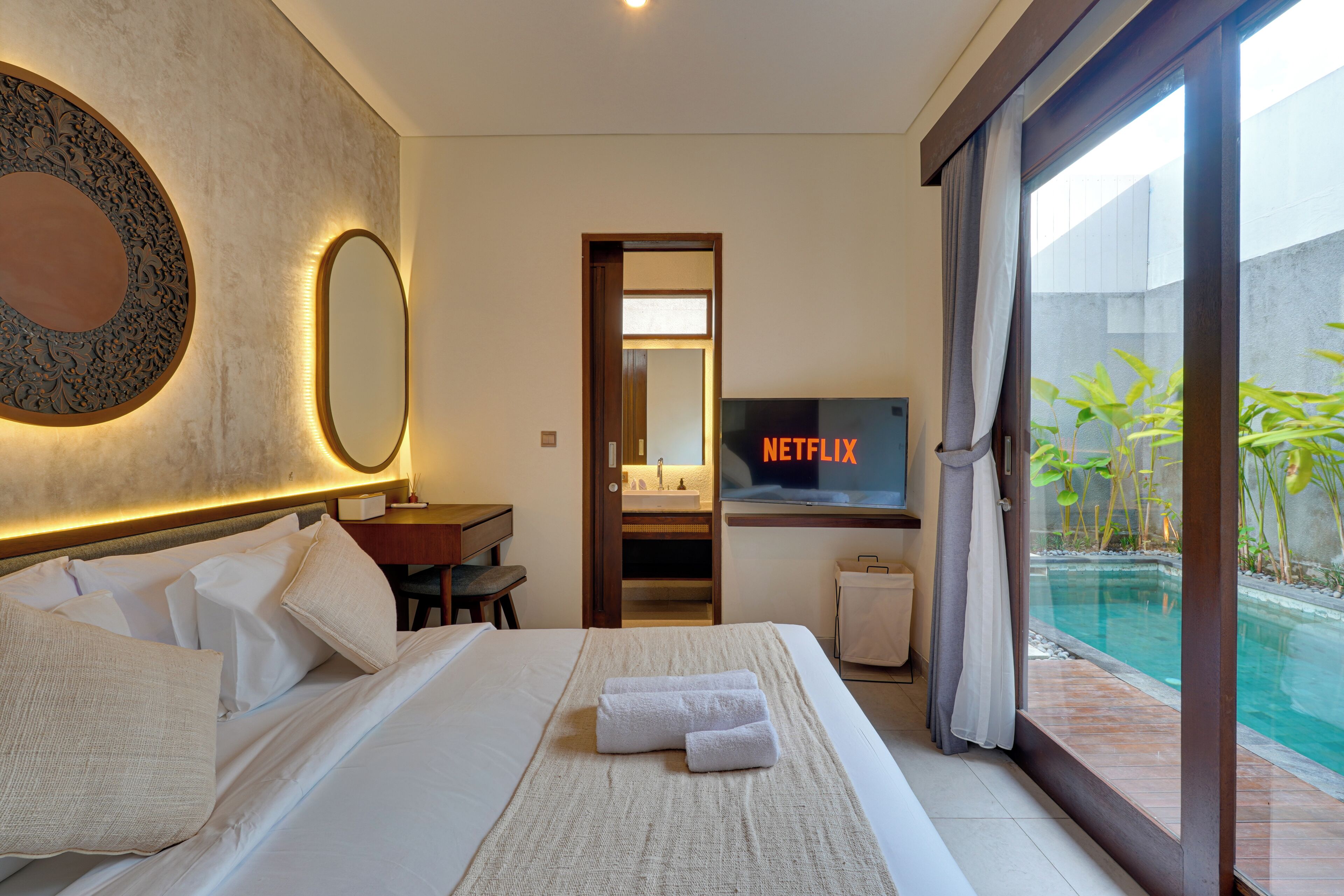 Vila, 3 kamar tidur, kolam renang pribadi, pemandangan kolam renang | Brankas, meja kerja, ruang kerja ramah laptop, dan tirai kedap cahaya