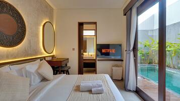Vila, 3 kamar tidur, kolam renang pribadi, pemandangan kolam renang | Brankas, meja kerja, ruang kerja ramah laptop, dan tirai kedap cahaya